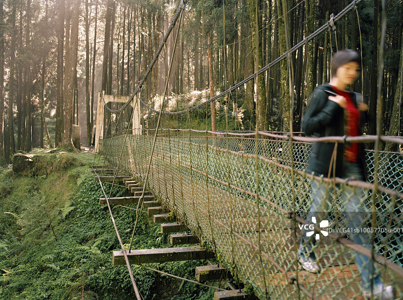 中国台湾阿里山森林中的过桥女子图片素材