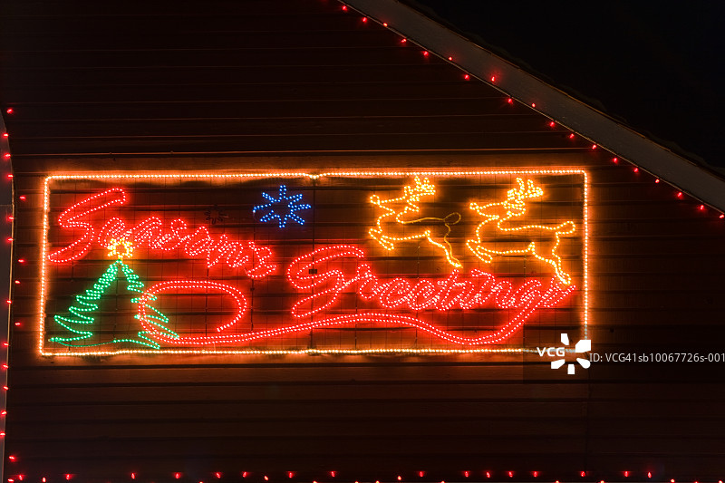 户外被点亮的圣诞标志图片素材