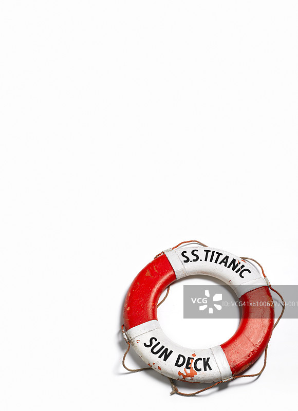 白色背景上的救生圈图片素材