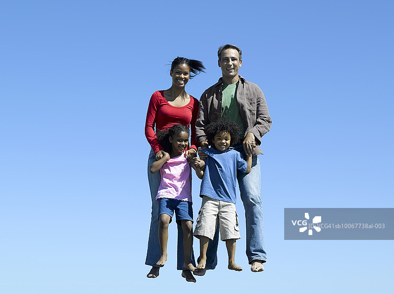 和漂浮在空中的孩子（3-5岁）在一起的父母图片素材