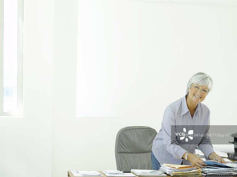 在办公室整理文件的商务女人图片素材