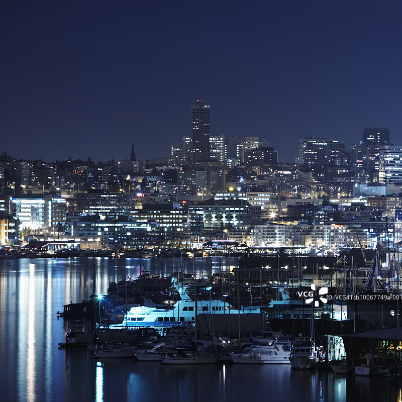 华盛顿州西雅图联合湖夜景和港口图片素材