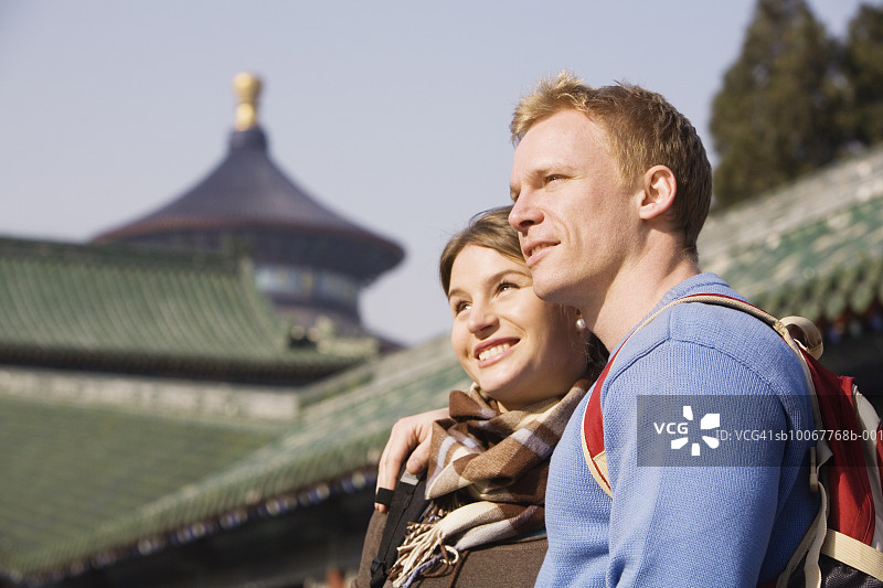 情侣在建筑物前抬头图片素材