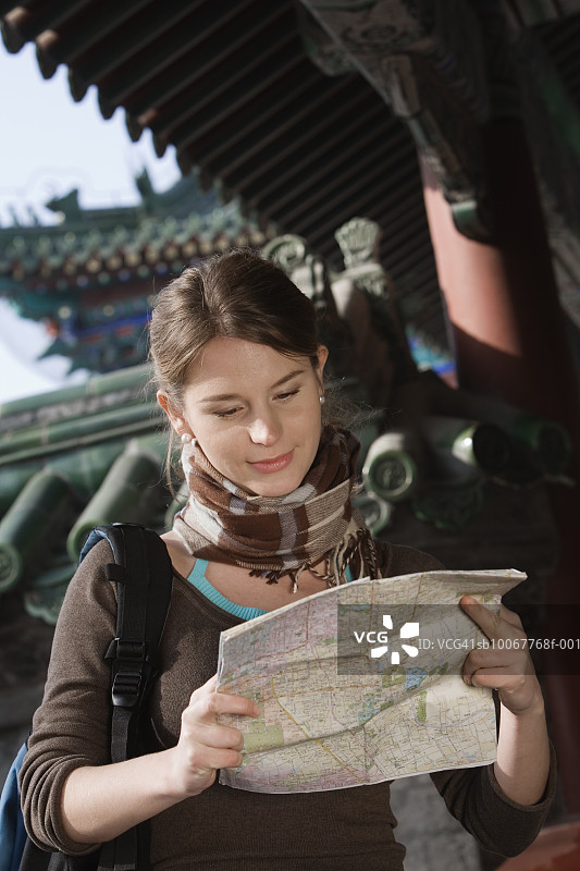 中国北京年轻女子在市场看地图图片素材