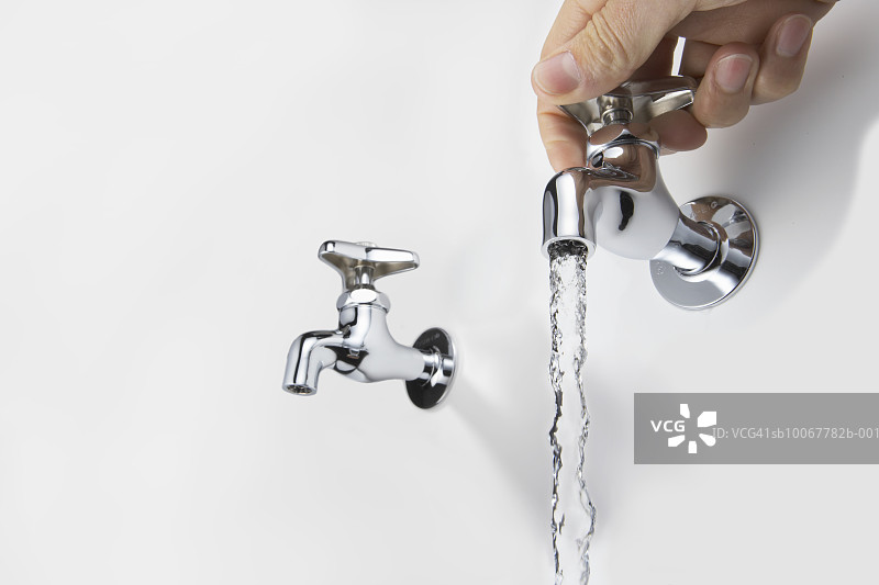特写：男人从水龙头倒水图片素材