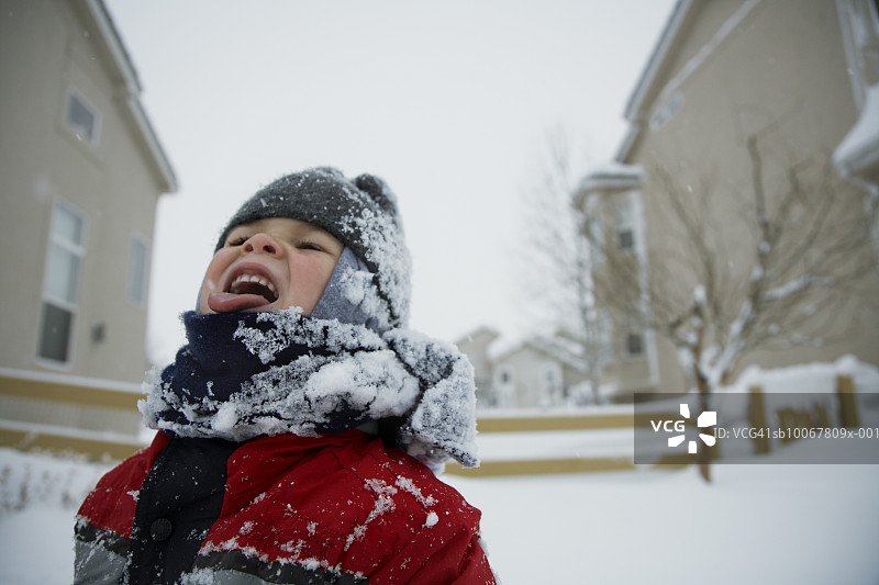 男孩（2-3岁）用舌头接雪花图片素材