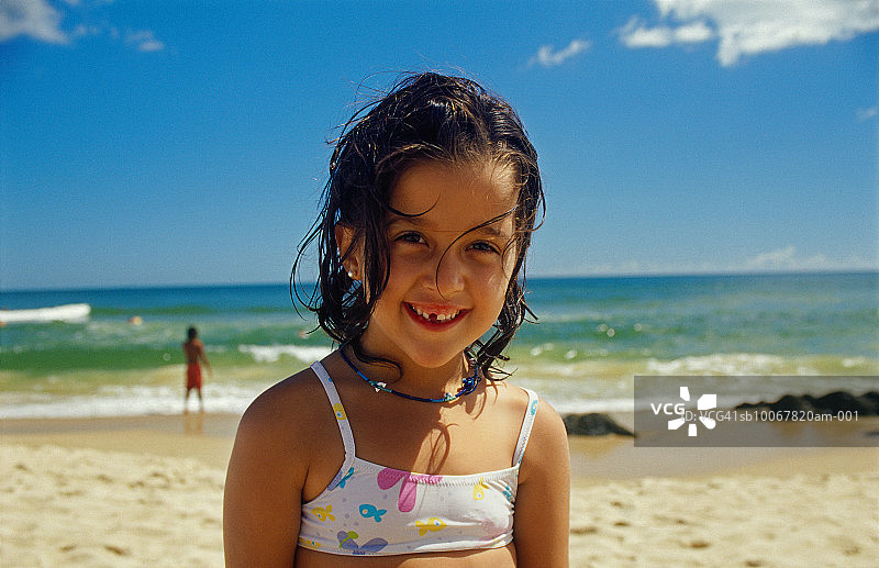 在海滩上的女孩（10-11岁）肖像图片素材