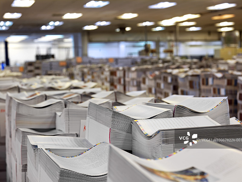 印刷厂的印刷纸堆图片素材