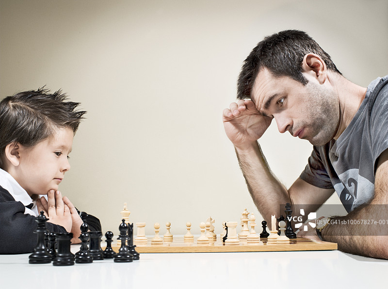 父子下棋（侧面特写）图片素材