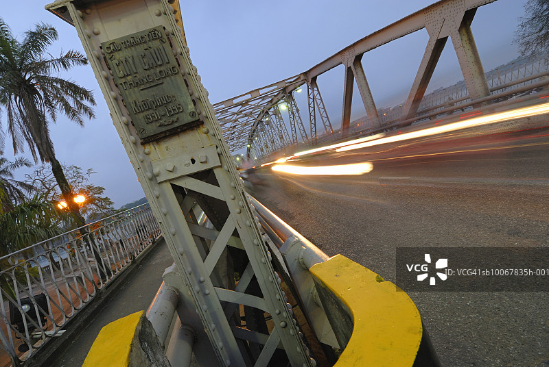 越南顺化黄昏时分在妆 tiền 桥上的摩托车大灯图片素材