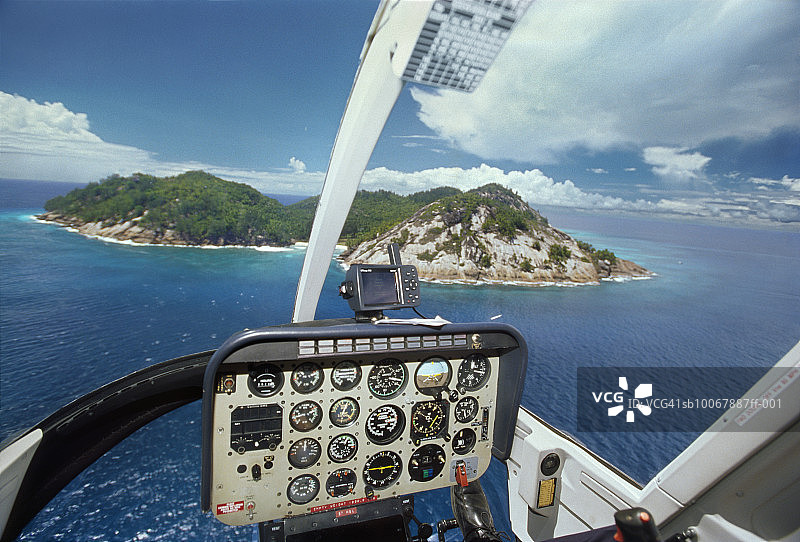 非洲塞舌尔北岛：从直升机驾驶舱看到的岛屿热带风光图片素材