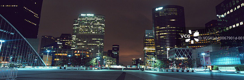 法国巴黎夜景：摩天大楼图片素材
