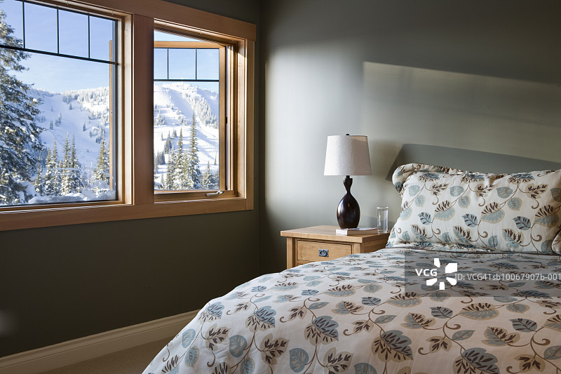 可欣赏雪山景色的卧室内部图片素材