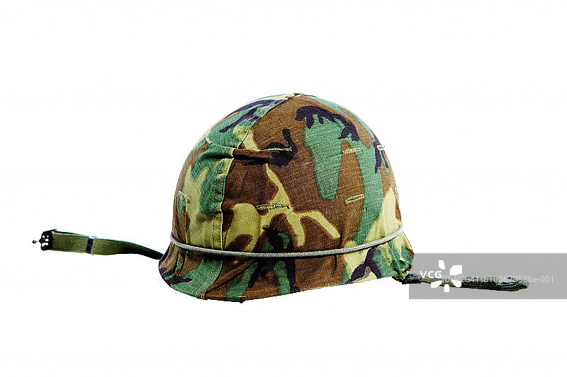 白色背景上的军用头盔图片素材