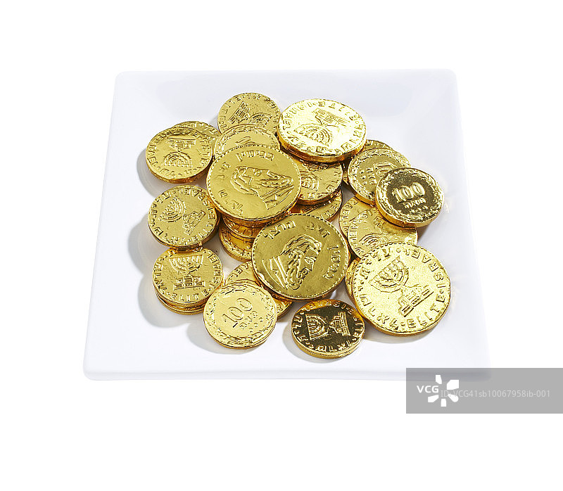 白色背景上的光明节金币盘图片素材