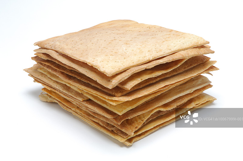 白色背景上的 matzah 面包堆图片素材