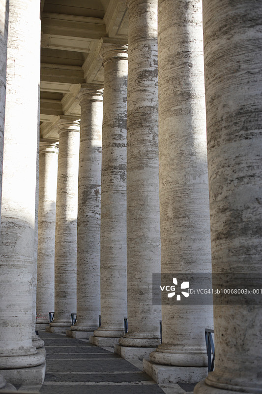 意大利罗马梵蒂冈圣彼得大教堂贝尼尼柱廊图片素材