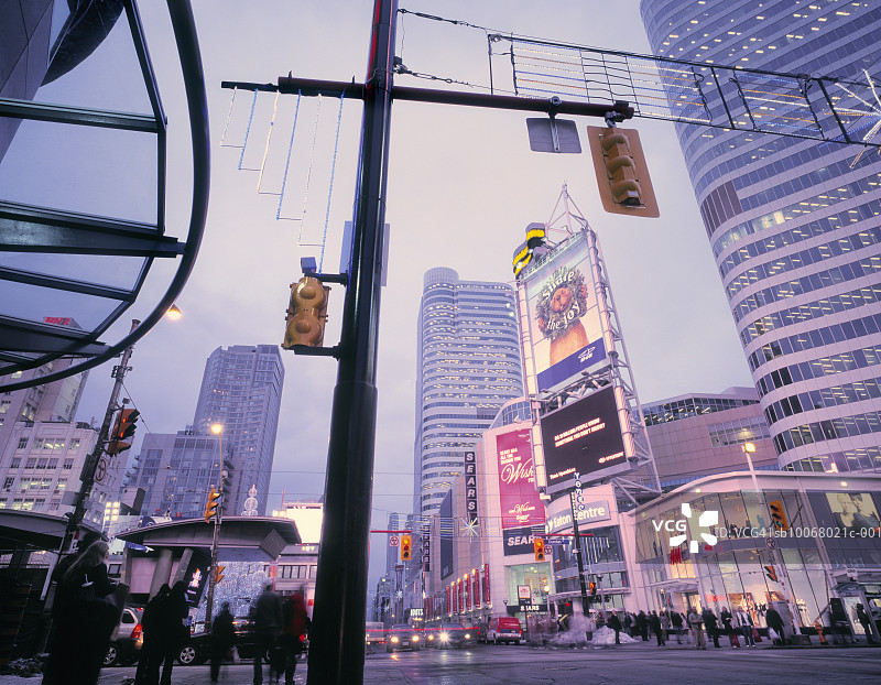 加拿大多伦多央街登打士广场人们圣诞购物图片素材