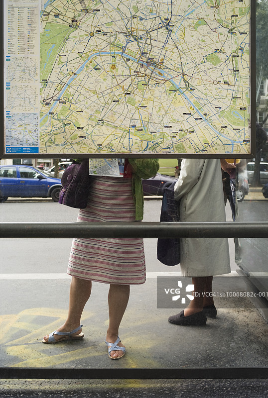 女人看着公交线路图，底部图片素材