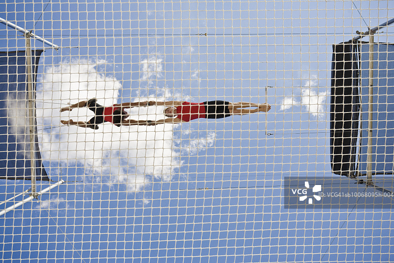 男性高空飞人表演，低角度拍摄图片素材