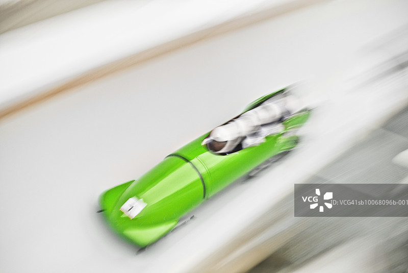 四人雪橇赛道，运动模糊图片素材