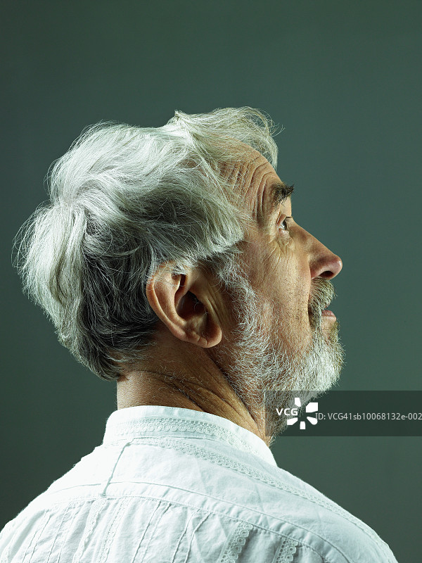 年长的男人抬头看，工作室人像图片素材