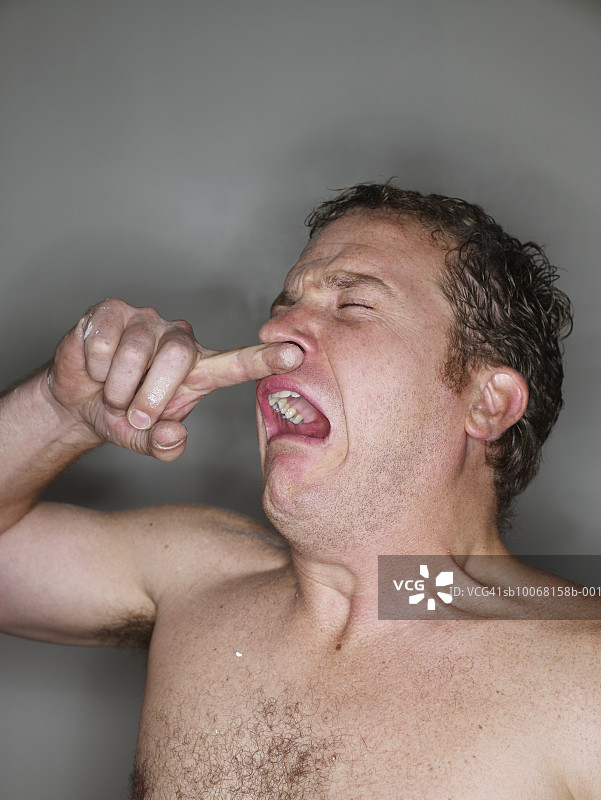 男人打喷嚏，闭着眼睛，特写镜头图片素材