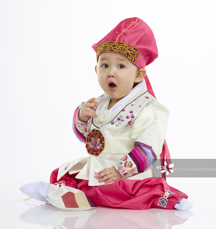 穿着韩国周岁服饰的男孩(6-11个月)图片素材