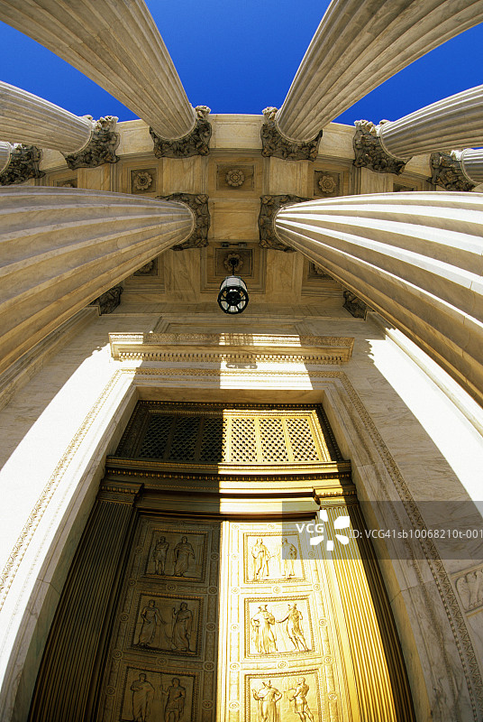 美国华盛顿哥伦比亚特区：美国最高法院大楼的柱子和门口（鱼眼镜头）图片素材