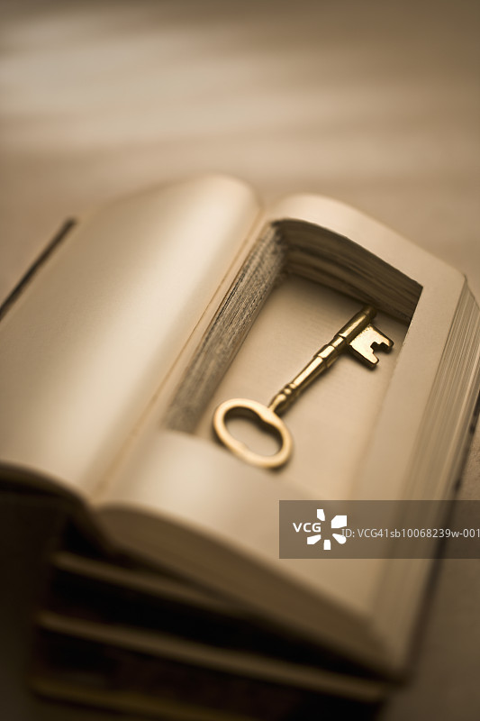 空心书本里的钥匙图片素材