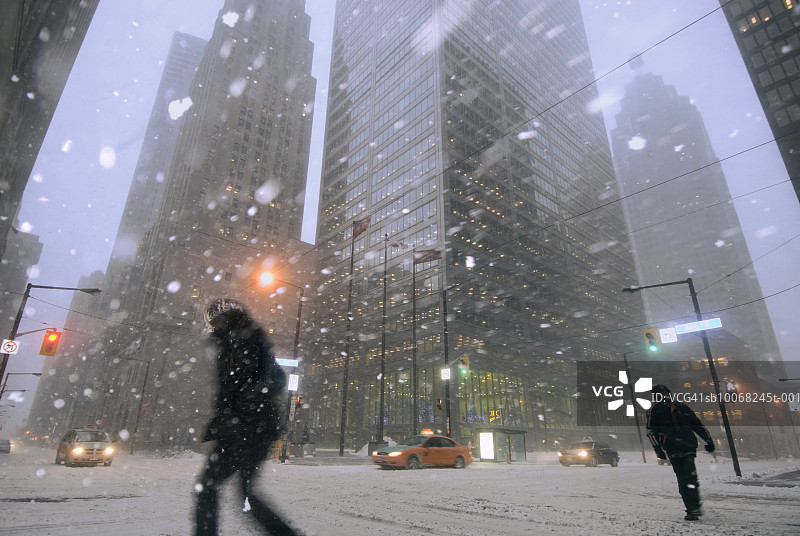 加拿大安大略省多伦多：国王街和海湾街的雪景图片素材