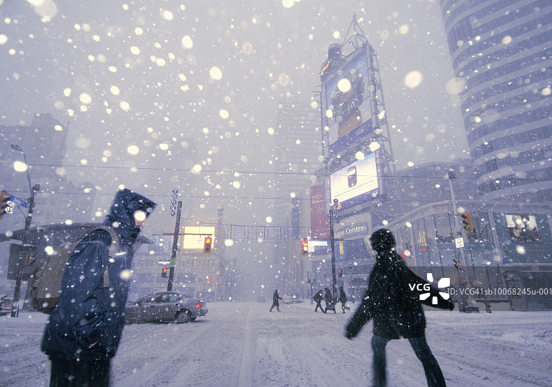 加拿大安大略省多伦多市央街-登打士广场的暴风雪图片素材