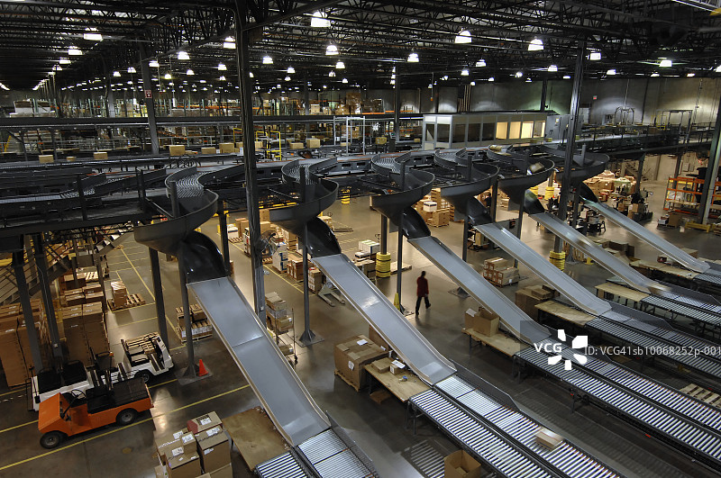 仓库中的自动滑槽和输送机图片素材