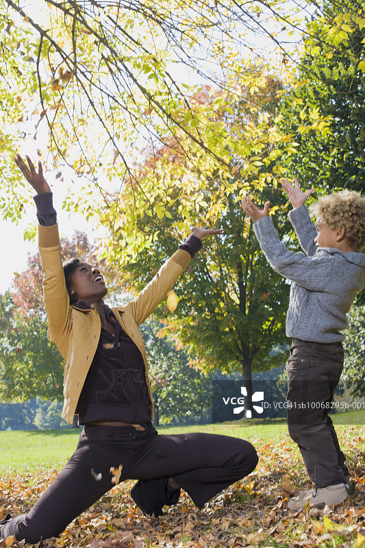 母亲在公园里和儿子（4-5岁）玩耍图片素材