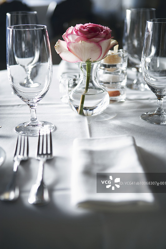 餐厅餐桌上的花瓶玫瑰图片素材