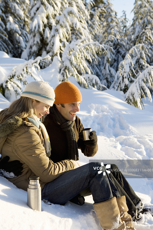 林边情侣水壶饮水图片素材