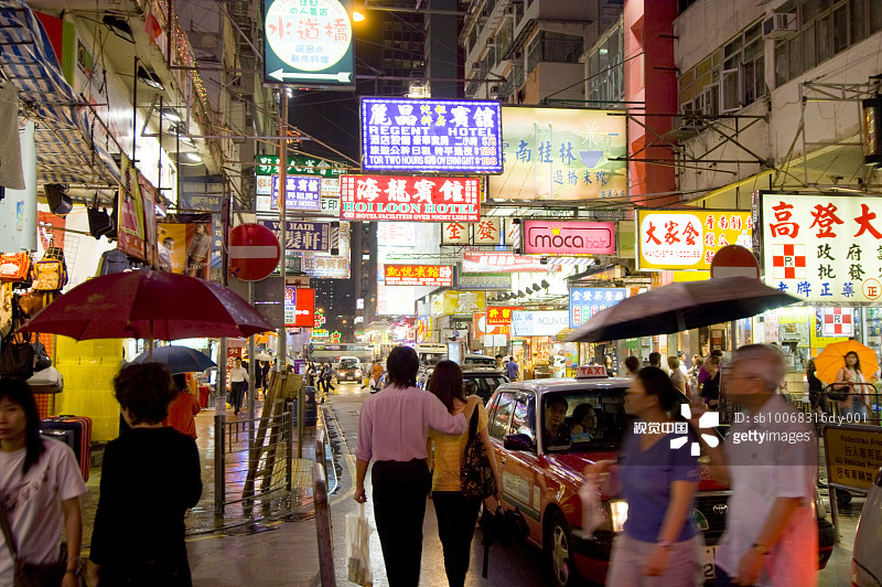 中国香港市中心夜间街道上的行人图片素材