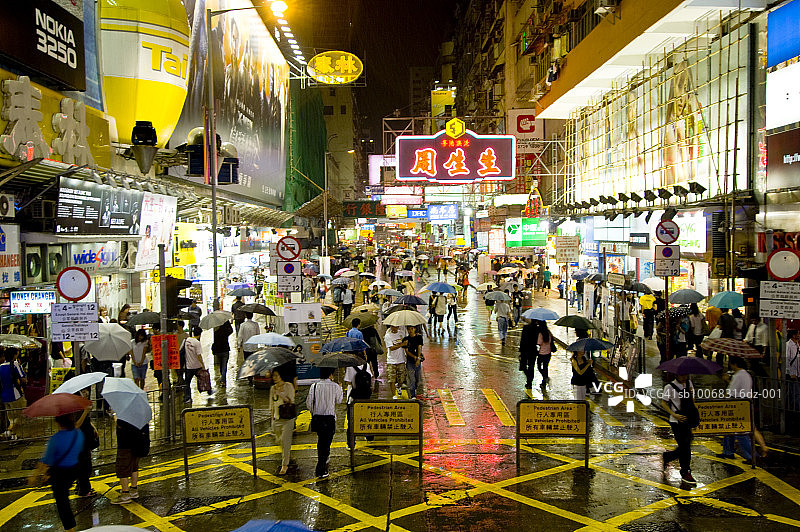 中国香港：夜间街上行走的行人图片素材