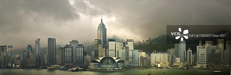 中国香港大屿山城市风光与暴风雨天空图片素材