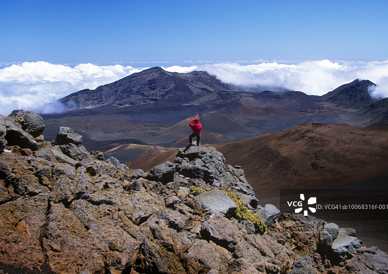 美国夏威夷毛伊岛：徒步哈雷阿卡拉火山的男人图片素材