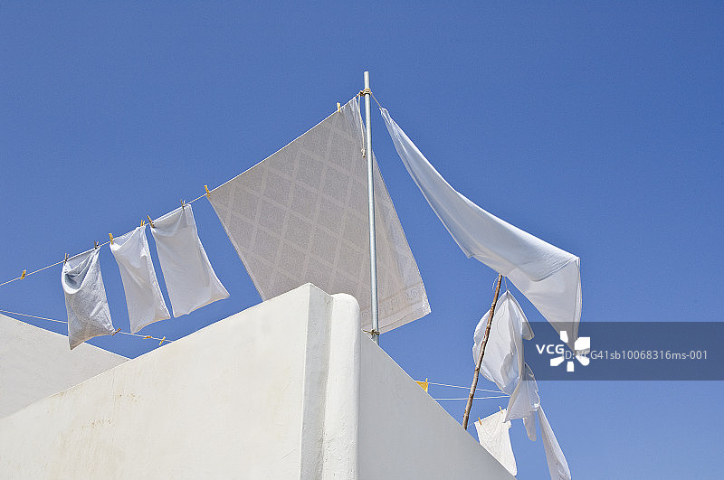 意大利西西里伊奥利亚群岛帕纳雷阿岛晾晒的衣物图片素材