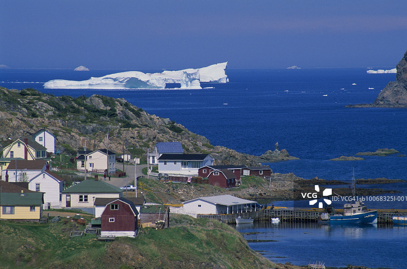 加拿大的纽芬兰特威林盖特村庄和冰山图片素材