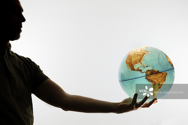 手持地球的男人轮廓图片素材