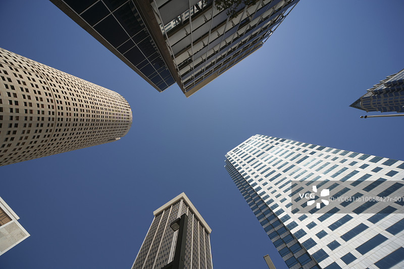 美国佛罗里达州坦帕市的摩天大楼，由下往上的视角图片素材