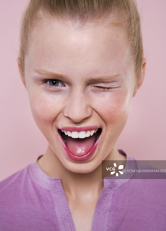 年轻女子眨眼特写图片素材