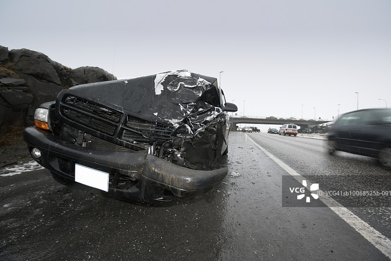 湿滑路面交通事故图片素材
