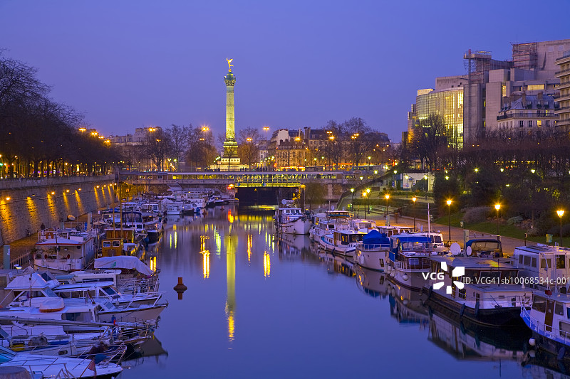 法国巴黎巴士底广场纪念碑和巴士底歌剧院黄昏景色图片素材