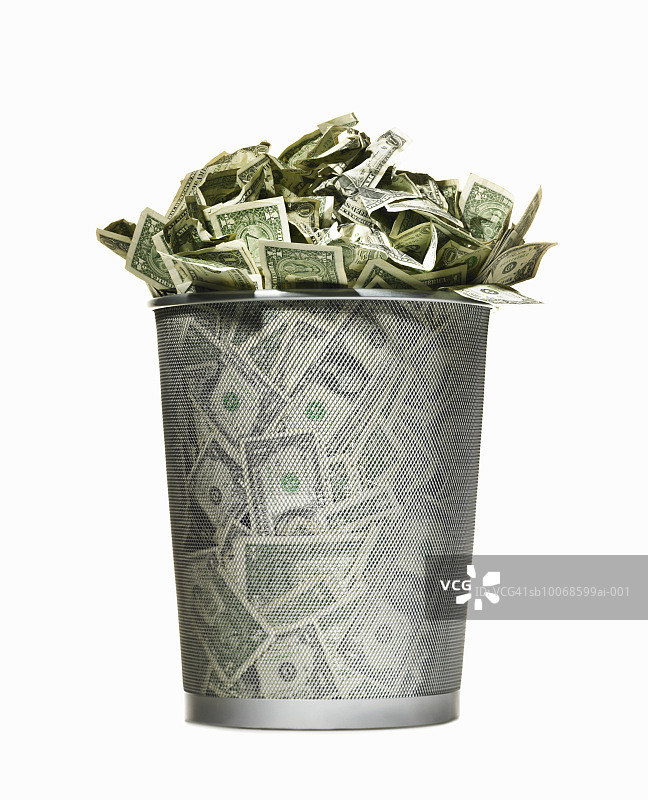 白色背景下的金属废纸篓里的美元纸币图片素材