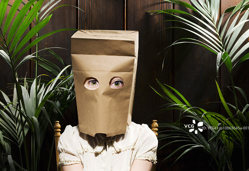 头上套着纸袋的女人（数字合成）图片素材