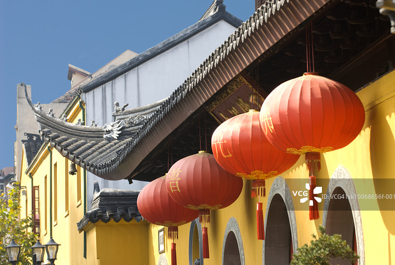 中国上海玉佛禅寺：悬挂的中国灯笼图片素材